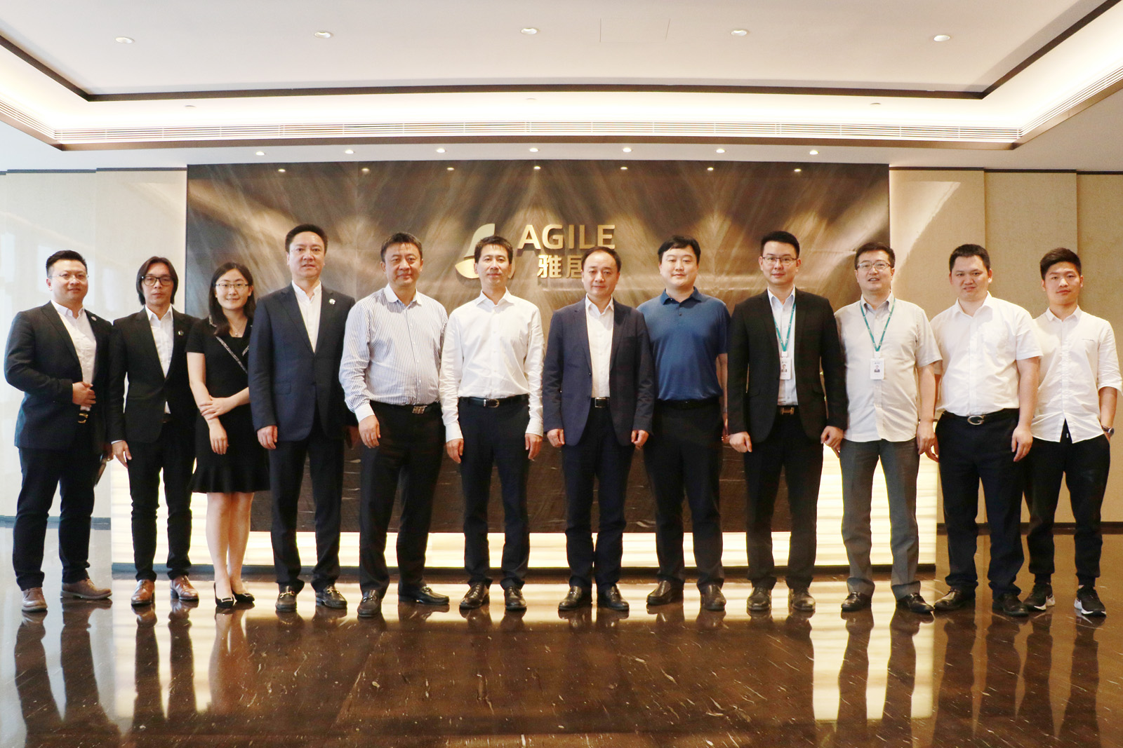 JBO竞博领导与中国建设报社一行合照.jpg
